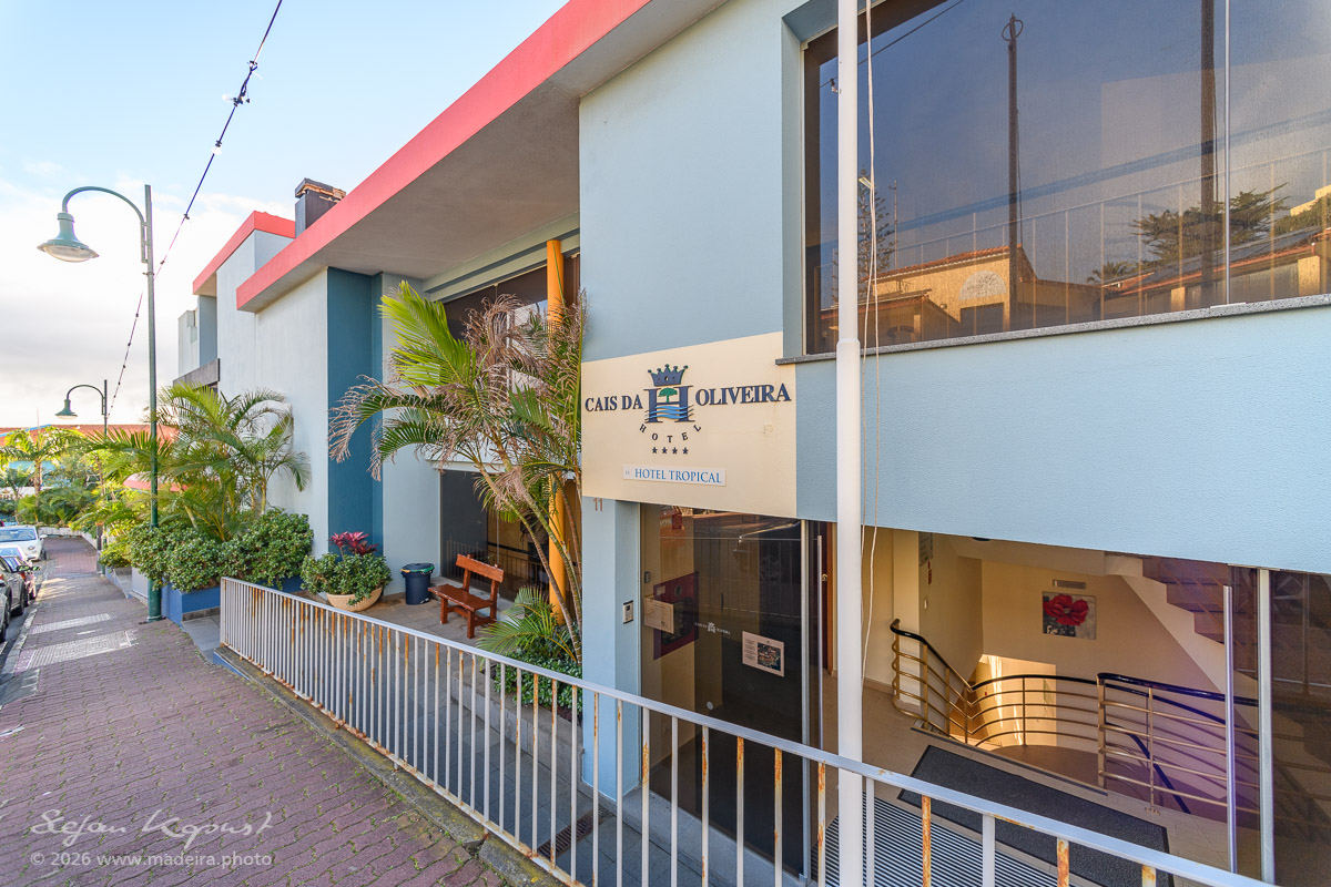 Eingang des Hotels Cais da Oliveira in Caniço de Baixo