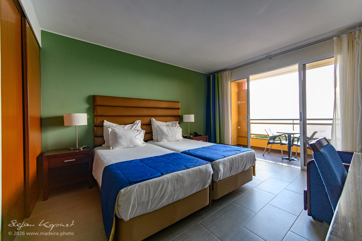 Schlafbereich eines Studios mit Zugang zum Balkon